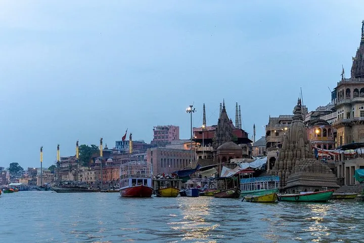 Boote, die entlang der malerischen Ghats des Ganges in Varanasi festgemacht sind.