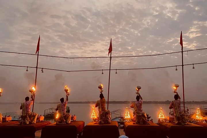 Priester, die die Ganga-Aarti-Zeremonie an den Ufern des Ganges durchführen.
