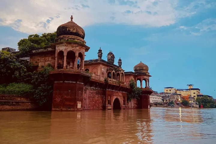 Historische Architektur, die teilweise in den Fluten des Ganges versunken ist.