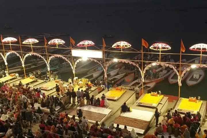 Blick auf die belebten Ghats und Boote während einer Zeremonie in Varanasi.